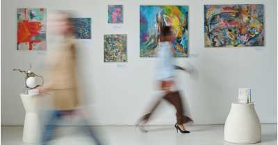 Folk på galleri.jpg