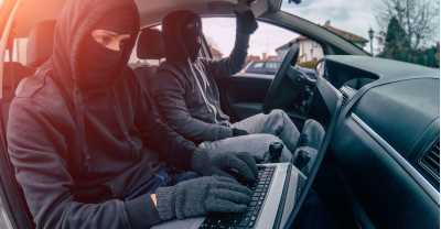 hackere i mørklagt bil.jpg