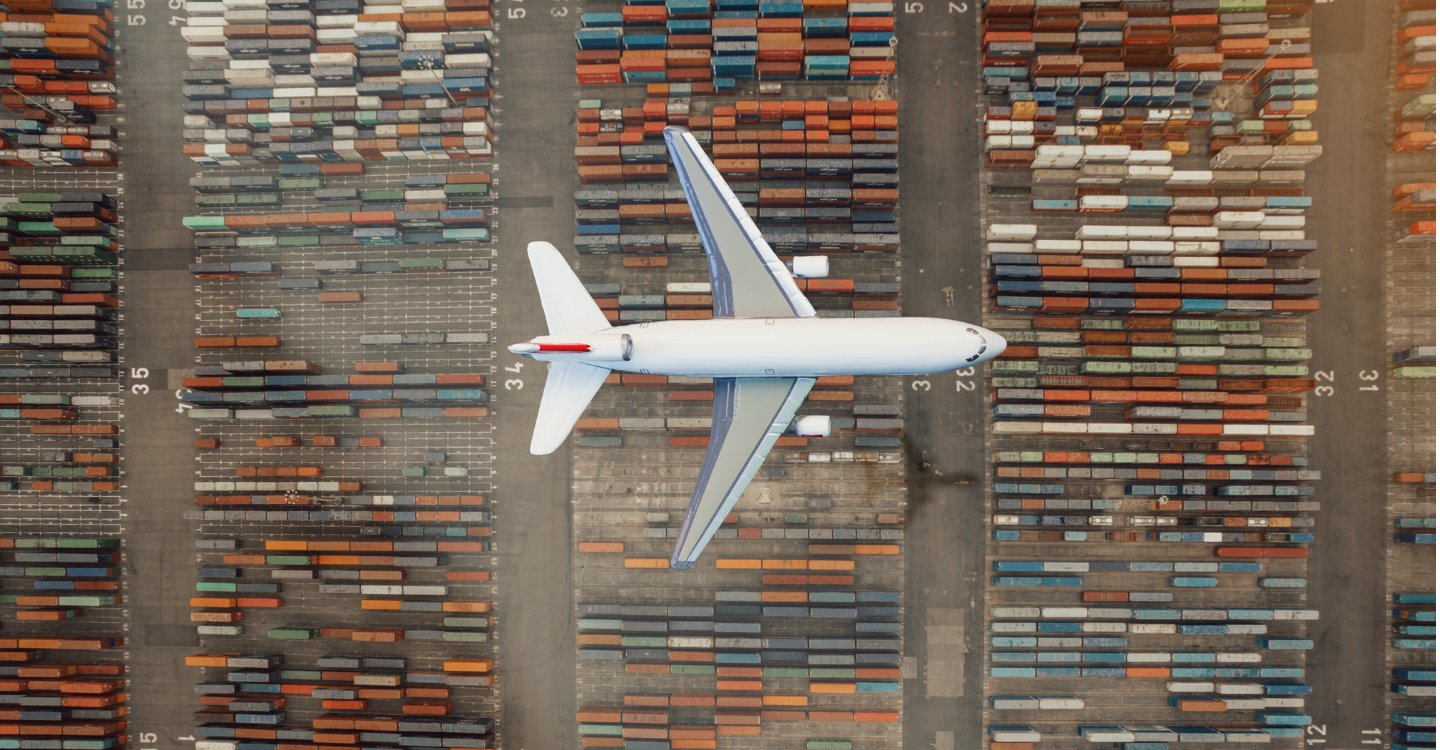Bilde av fly over containerhavn